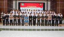 Pengukuhkan 55 anggota Paskibraka di Ruang Serbaguna Pemerintah Kota Pematangsiantar, Sabtu (15/8/2026) sore.