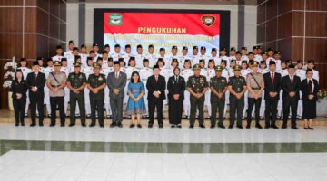 Pengukuhkan 55 anggota Paskibraka di Ruang Serbaguna Pemerintah Kota Pematangsiantar, Sabtu (15/8/2026) sore.