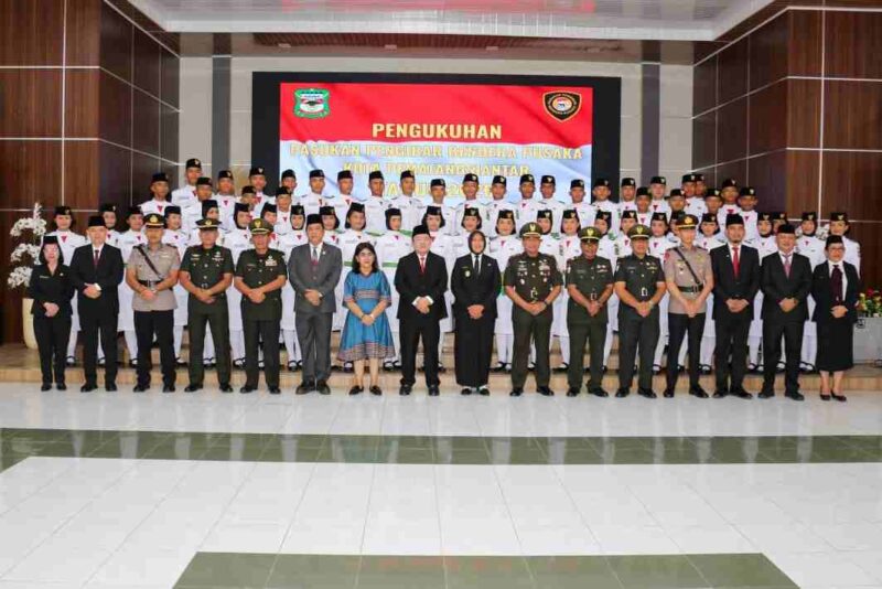 Pengukuhkan 55 anggota Paskibraka di Ruang Serbaguna Pemerintah Kota Pematangsiantar, Sabtu (15/8/2026) sore.
