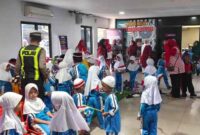 Sat Lantas Polres Pelabuhan Belawan mengenalkan keselamatan berlalu lintas kepada 60 anak PAUD melalui program Polisi Sahabat Anak di Mako Polres.