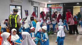 Sat Lantas Polres Pelabuhan Belawan mengenalkan keselamatan berlalu lintas kepada 60 anak PAUD melalui program Polisi Sahabat Anak di Mako Polres.