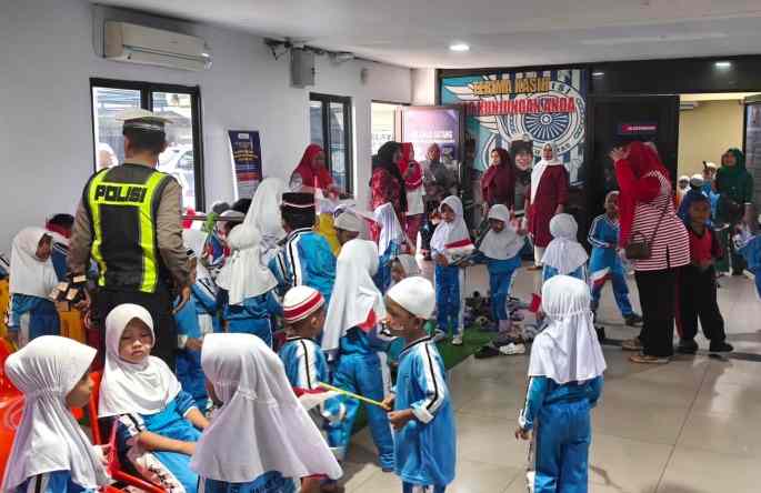 Sat Lantas Polres Pelabuhan Belawan mengenalkan keselamatan berlalu lintas kepada 60 anak PAUD melalui program Polisi Sahabat Anak di Mako Polres.