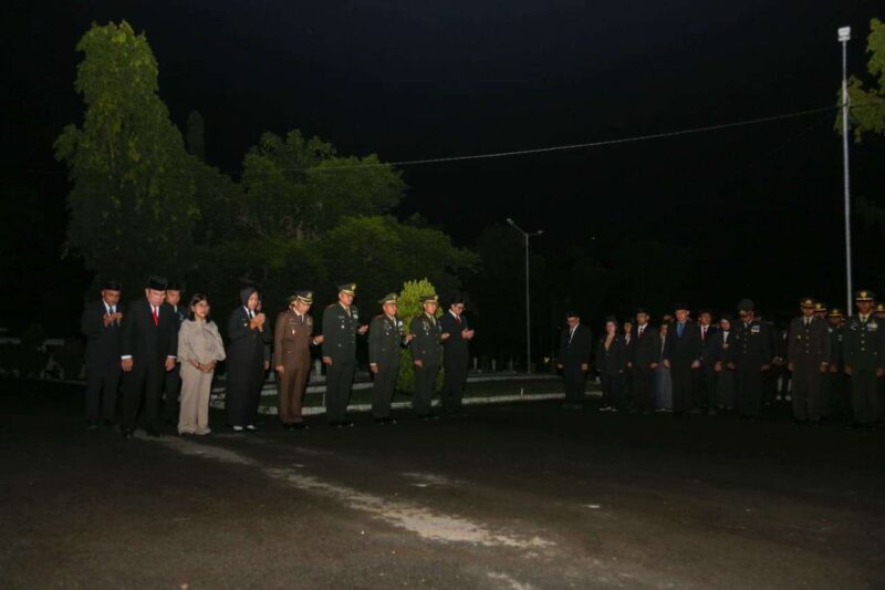 Wali Kota Pematangsiantar Wesly Silalahi bersama Forkopimda mengikuti Renungan Suci HUT ke-81 RI di TMP Nagur tepat tengah malam.
