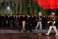 Wapres Gibran menghadiri Ziarah Nasional dan Renungan Suci di TMP Kalibata menjelang HUT ke-81 RI bersama Presiden Prabowo dan pejabat negara.