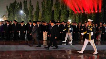 Wapres Gibran menghadiri Ziarah Nasional dan Renungan Suci di TMP Kalibata menjelang HUT ke-81 RI bersama Presiden Prabowo dan pejabat negara.