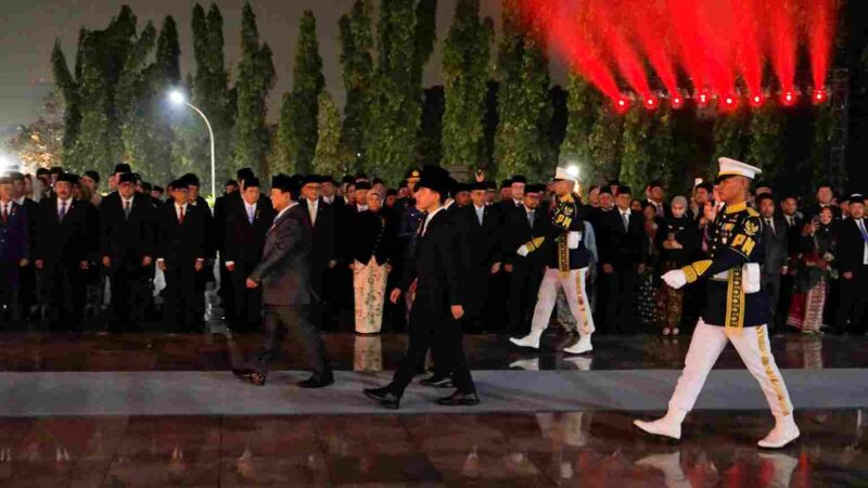 Wapres Gibran menghadiri Ziarah Nasional dan Renungan Suci di TMP Kalibata menjelang HUT ke-81 RI bersama Presiden Prabowo dan pejabat negara.