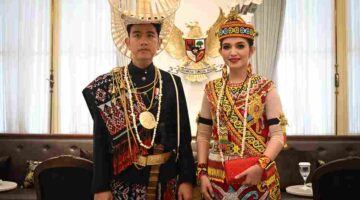 Wapres Gibran Kenakan Busana Adat Rote NTT saat Upacara HUT ke-81 RI