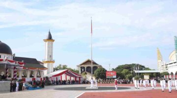 Kapolda Sumut Irjen Pol. Whisnu Hermawan menghadiri upacara HUT ke-81 RI tingkat Provinsi Sumatera Utara di Lapangan Astaka, Deli Serdang.