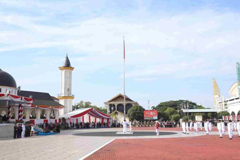 Kapolda Sumut Irjen Pol. Whisnu Hermawan menghadiri upacara HUT ke-81 RI tingkat Provinsi Sumatera Utara di Lapangan Astaka, Deli Serdang.