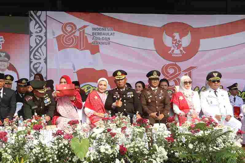Kapolres Simalungun AKBP Marganda Aritonang menghadiri upacara HUT ke-81 RI bersama Ketua Bhayangkari di Serbelawan, Dolok Batu Nanggar..