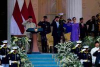 Wapres Gibran bersama Selvi menghadiri upacara penurunan bendera HUT ke-81 RI di Istana Merdeka, Jakarta, dalam suasana khidmat dan tertib.