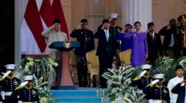 Wapres Gibran bersama Selvi menghadiri upacara penurunan bendera HUT ke-81 RI di Istana Merdeka, Jakarta, dalam suasana khidmat dan tertib.