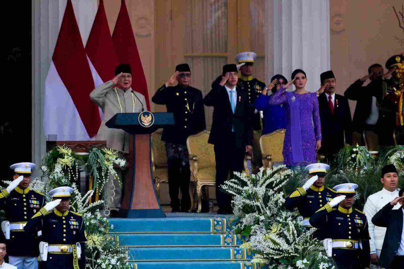Wapres Gibran bersama Selvi menghadiri upacara penurunan bendera HUT ke-81 RI di Istana Merdeka, Jakarta, dalam suasana khidmat dan tertib.