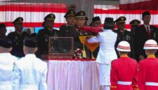 Kajari Pematangsiantar Erwin Purba menjadi inspektur upacara penurunan Bendera Merah Putih HUT ke-81 RI di Lapangan Adam Malik.