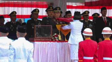 Kajari Pematangsiantar Erwin Purba menjadi inspektur upacara penurunan Bendera Merah Putih HUT ke-81 RI di Lapangan Adam Malik.