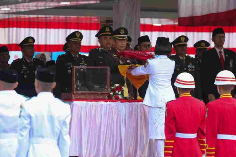Kajari Pematangsiantar Erwin Purba menjadi inspektur upacara penurunan Bendera Merah Putih HUT ke-81 RI di Lapangan Adam Malik.