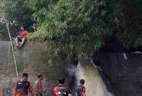 BPBD Pematangsiantar bersama tim gabungan melanjutkan pencarian bocah 8 tahun yang hanyut di Sungai Bah Sosopan hingga perbatasan Simalungun.