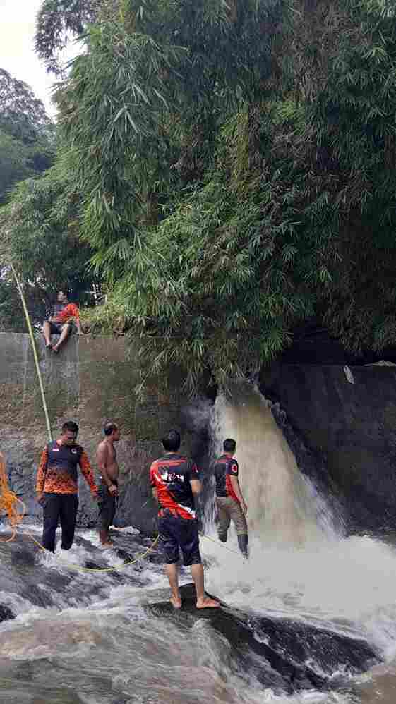 BPBD Pematangsiantar bersama tim gabungan melanjutkan pencarian bocah 8 tahun yang hanyut di Sungai Bah Sosopan hingga perbatasan Simalungun.