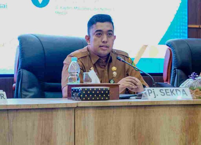 Penjabat Sekretaris Daerah (Pj. Sekda) Kota Medan Erfin Fahrurrazi pada kegiatan Evaluasi Parameter dan Dokumen Pendukung Innovative Government Award (IGA) 2026 di Ruang Rapat 3, Lantai 4 Kantor Wali Kota Medan, Selasa, 18 Agustus 2026.