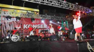 Konser Merah Putih dalam rangkaian Semarak HUT ke-81 Kemerdekaan Republik Indonesia di Jalan Merdeka, depan Balai Kota Pematangsiantar, Senin (17/8/2026) malam.