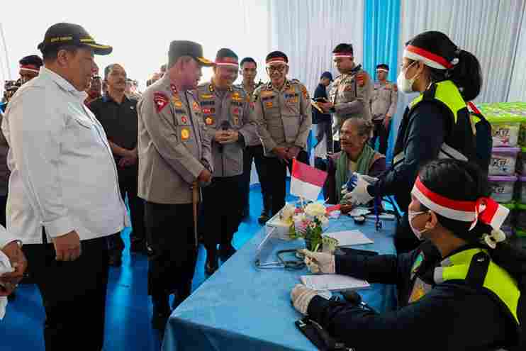 Kapolda Sumut meninjau pemeriksaan kesehatan gratis bagi sekitar 70 warga Desa Maduma, Samosir.