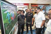 Wali Kota Medan saat meninjau karya Foto jurnalistik. 