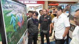 Wali Kota Medan saat meninjau karya Foto jurnalistik. 