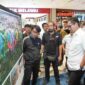 Wali Kota Medan saat meninjau karya Foto jurnalistik. 