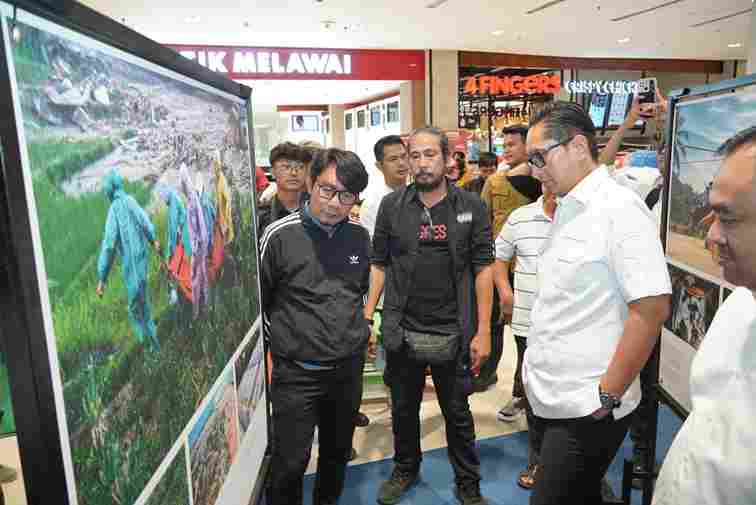 Wali Kota Medan saat meninjau karya Foto jurnalistik. 