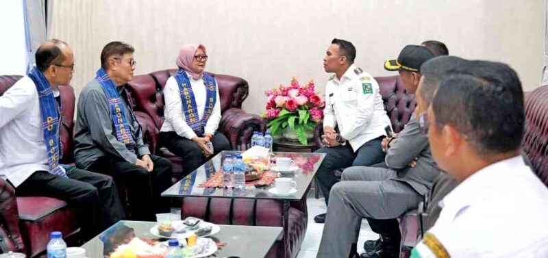 Wakil Bupati Simalungun Benny Gusman Sinaga bersama Ketua DPRD Simalungun Sugiarto dan Kapolres Simalungun AKBP Marganda Aritonang saat menyambut Kompolnas.