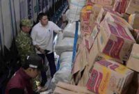 Sekretaris Kabinet (Seskab) Teddy Indra Wijaya saat meninjau bantuan yang akan dikirim ke NTT.