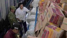 Sekretaris Kabinet (Seskab) Teddy Indra Wijaya saat meninjau bantuan yang akan dikirim ke NTT.