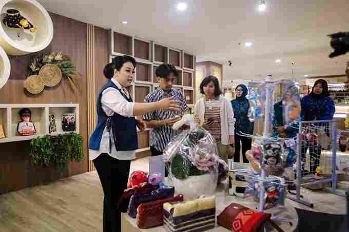 Proses kurasi berlangsung di Mal Pelayanan Publik (MPP) Kota Medan, Kamis (20/8/2026), sebagai bagian dari persiapan Showcase Uniqlo Neighborhood Collaboration.