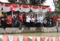 Wali Kota Pematangsiantar Wesly Silalahi ikut mancing bareng warga dalam HUT ke-81 RI.