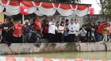Wali Kota Pematangsiantar Wesly Silalahi ikut mancing bareng warga dalam HUT ke-81 RI.