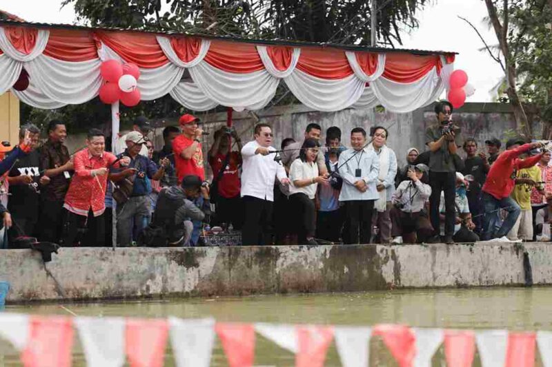 Wali Kota Pematangsiantar Wesly Silalahi ikut mancing bareng warga dalam HUT ke-81 RI.