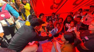Wapres Gibran meninjau SD Inpres LXXVI Wairklau di Sikka yang menjadi posko pengungsian dan memastikan kebutuhan anak tetap diperhatikan.