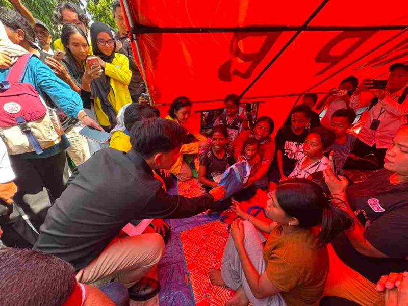 Wapres Gibran meninjau SD Inpres LXXVI Wairklau di Sikka yang menjadi posko pengungsian dan memastikan kebutuhan anak tetap diperhatikan.