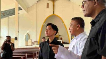 Wapres Gibran meninjau pelabuhan, gereja, dan RSUD di Sikka yang terdampak gempa serta meminta pemulihan fasilitas dan layanan dasar dipercepat.