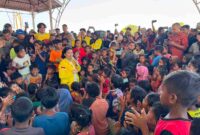 Wakil Presiden (Wapres) Gibran Rakabuming menemui warga terdampak gempa bumi di Kabupaten Sikka, Nusa Tenggara Timur (NTT), Kamis (20/8/2026). Dalam kunjungannya ke posko pengungsian di Stadion Gelora Samador, Maumere.