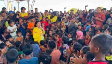 Wakil Presiden (Wapres) Gibran Rakabuming menemui warga terdampak gempa bumi di Kabupaten Sikka, Nusa Tenggara Timur (NTT), Kamis (20/8/2026). Dalam kunjungannya ke posko pengungsian di Stadion Gelora Samador, Maumere.