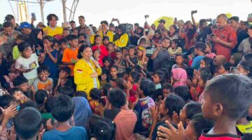 Wakil Presiden (Wapres) Gibran Rakabuming menemui warga terdampak gempa bumi di Kabupaten Sikka, Nusa Tenggara Timur (NTT), Kamis (20/8/2026). Dalam kunjungannya ke posko pengungsian di Stadion Gelora Samador, Maumere.