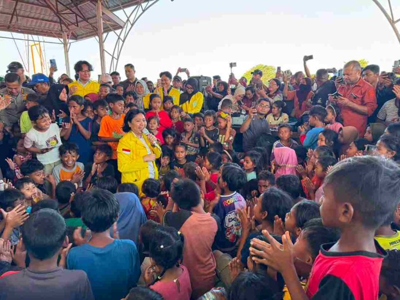 Wakil Presiden (Wapres) Gibran Rakabuming menemui warga terdampak gempa bumi di Kabupaten Sikka, Nusa Tenggara Timur (NTT), Kamis (20/8/2026). Dalam kunjungannya ke posko pengungsian di Stadion Gelora Samador, Maumere.