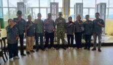 Komandan Kodim (Dandim) 0211/Tapanuli Tengah, Letkol Arh. Wahyu Hidayat, S.H., M.Tr. (SOU), foto bersama dengan Para Pengurus DPC PJS Tapteng.