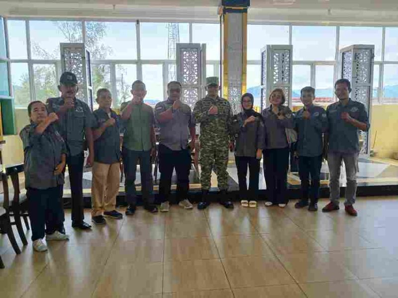 Komandan Kodim (Dandim) 0211/Tapanuli Tengah, Letkol Arh. Wahyu Hidayat, S.H., M.Tr. (SOU), foto bersama dengan Para Pengurus DPC PJS Tapteng.