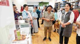 Produk unggulan sejumlah pelaku usaha mikro, kecil, dan menengah (UMKM) binaan Dewan Kerajinan Nasional Daerah (Dekranasda) Kota Medan mulai mendapat ruang promosi di gerai Uniqlo Delipark Mall. Kolaborasi tersebut ditandai melalui peluncuran Uniqlo Neighborhood Collaboration yang dihadiri Wali Kota Medan Rico Tri Putra Bayu Waas bersama Ketua Dekranasda Kota Medan Ny. Airin Rico Waas, Jumat (21/8/2026).