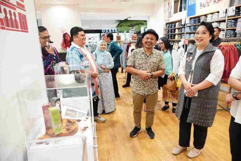 Produk unggulan sejumlah pelaku usaha mikro, kecil, dan menengah (UMKM) binaan Dewan Kerajinan Nasional Daerah (Dekranasda) Kota Medan mulai mendapat ruang promosi di gerai Uniqlo Delipark Mall. Kolaborasi tersebut ditandai melalui peluncuran Uniqlo Neighborhood Collaboration yang dihadiri Wali Kota Medan Rico Tri Putra Bayu Waas bersama Ketua Dekranasda Kota Medan Ny. Airin Rico Waas, Jumat (21/8/2026).