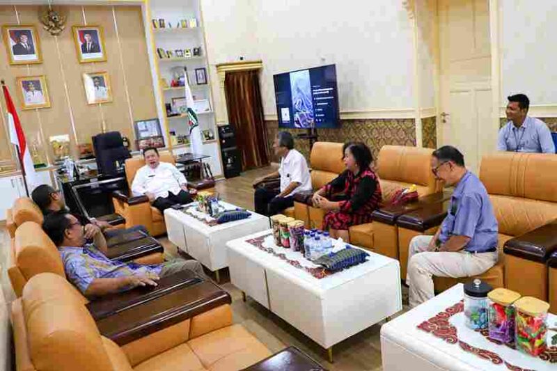 Wali Kota Pematangsiantar Wesly Silalahi menerima audiensi panitia Sudirman Cup 7 dan Pesta Olob-Olob 123 GKPS Jalan Sudirman.