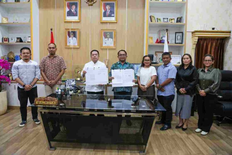 Wali Kota Pematangsiantar Wesly Silalahi, S.H., M.Kn., menerima Rektor Universitas Huria Kristen Batak Protestan Nommensen (UHKBPN) Pematangsiantar Dr. Muktar B. Panjaitan, M.Pd., bersama jajaran di ruang kerja Wali Kota, lantai II Balai Kota Pematangsiantar, Jalan Merdeka, Jumat (21/8/2026)