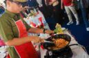 Wali Kota Medan saar sedang memasak Nasi Goreng.